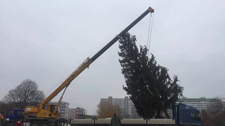 Symbol vianoc už má aj petržalka - s5