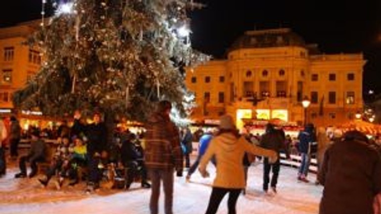 Klzisko pred divadlom skončí sobotnou maškarádou - klzisko