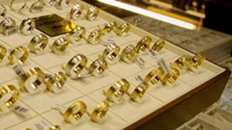 Po strelbe v zlatníctve na obchodnej sú traja zranení - zlatnictvo