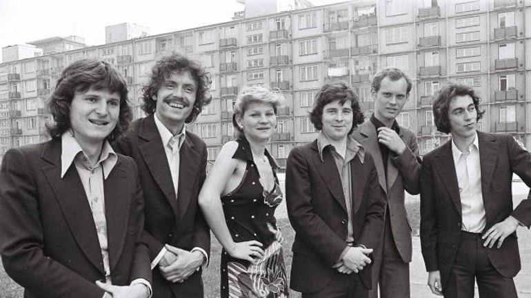 Jožo ráž oslávil svoje meniny medzi ružinovčanmi aj s neodmysliteľnou cigarou a fľaškou whisky - Raz Elan