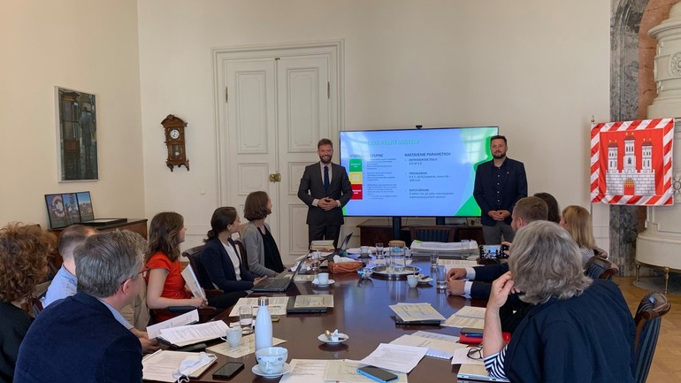 zasadnutie s epidemiológom na magistráte