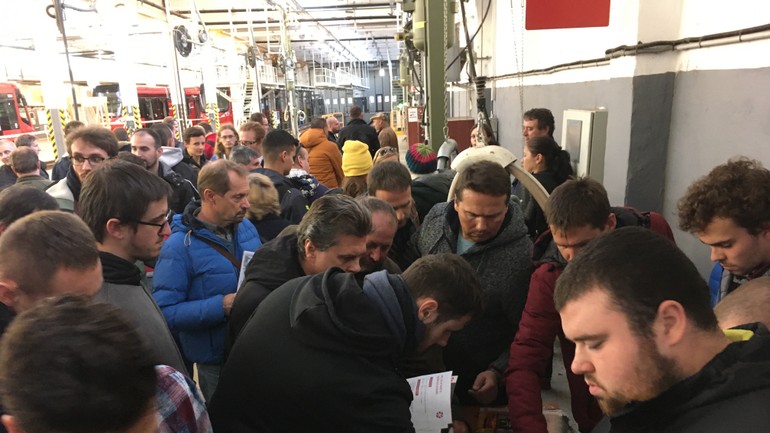 Nábor električky ľudia