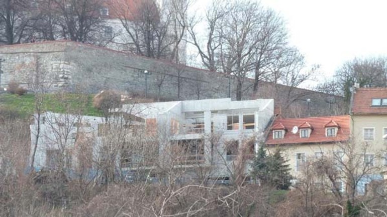 Dom na beblavého by mohol byť vyšší, hrozí stavebník - Beblaveho1