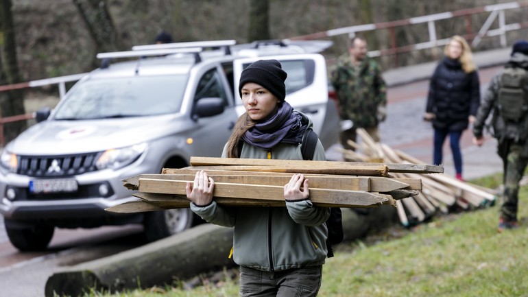 Dobrovoľnícka pomoc žabám v migrácii