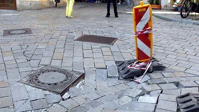 Zničenú dlažbu na michalskej ulici opravia - dlazba_michalska