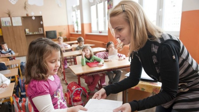 Žiaci dostali výpisy vysvedčení, v pondelok majú prázdniny - vysvedcenie