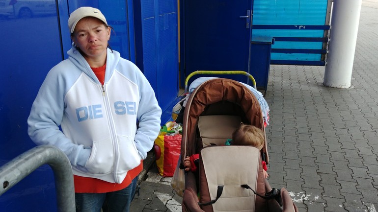Bezdomovkyňa s dieťaťom v Petržalke