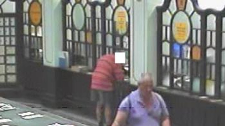 Polícia prosí o pomoc pri pátraní po zlodejovi z pošty - 20150827_posta