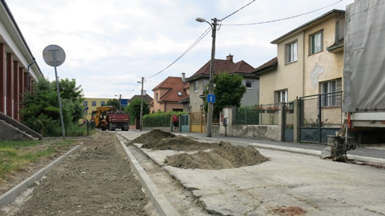 Opravujú nielen cesty, ale aj chodníky - ruzinov_opravaciest