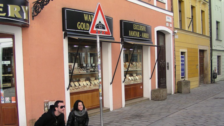 Nielen socha čumila, ale aj značka terčom vandalov - Cumil1