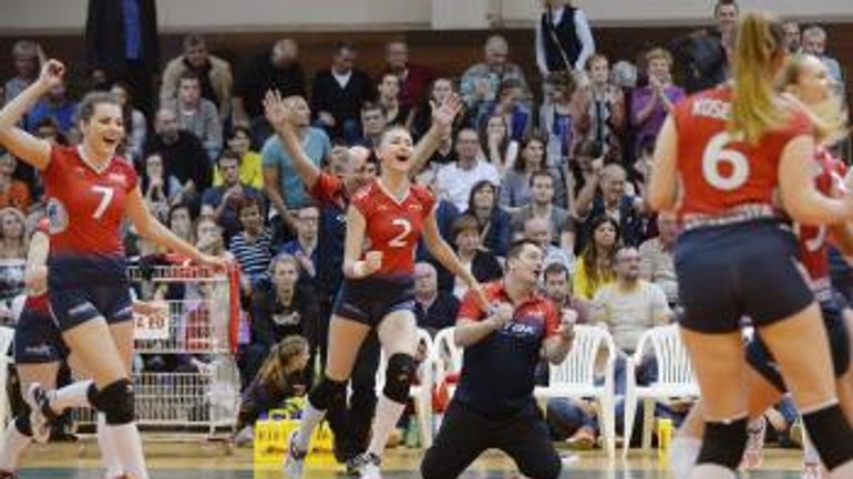 Volejbalistky slávie bratislava obhájili majstrovský titul - slavia_titul_201601