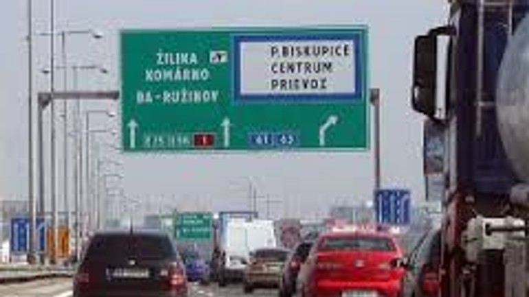 Na diaľnici d1 je na výjazde z mesta kolóna až po blatné - stiahnuť (6)