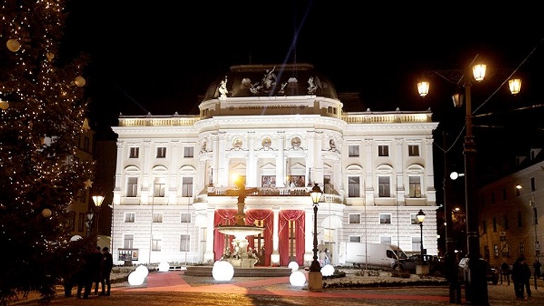 Prvý tohtoročný ples v opere otvorila úderom na gong emília vášáryová - Opera SND