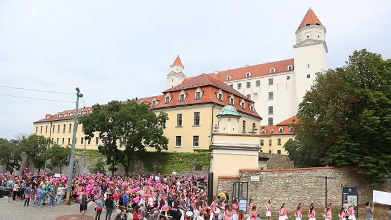 Pochod proti rakovine prsníka podporili tisíce ľudí, nechýbali známe tváre - AVON Pochod_3