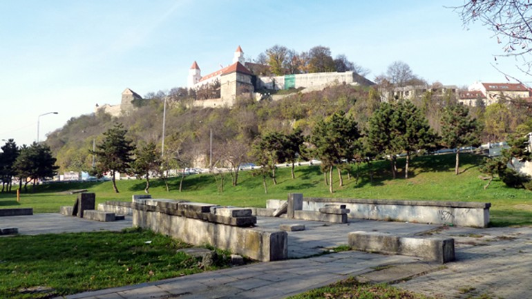 Pozostatky lavičiek v okolí mosta snp zostanú rozhádzané - pod_mostom1