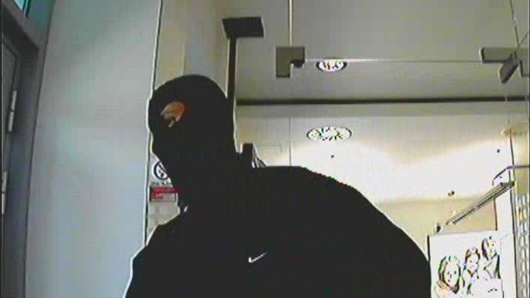 Pátra po páchateľovi prepadnutia banky na čavojského - Lupic1