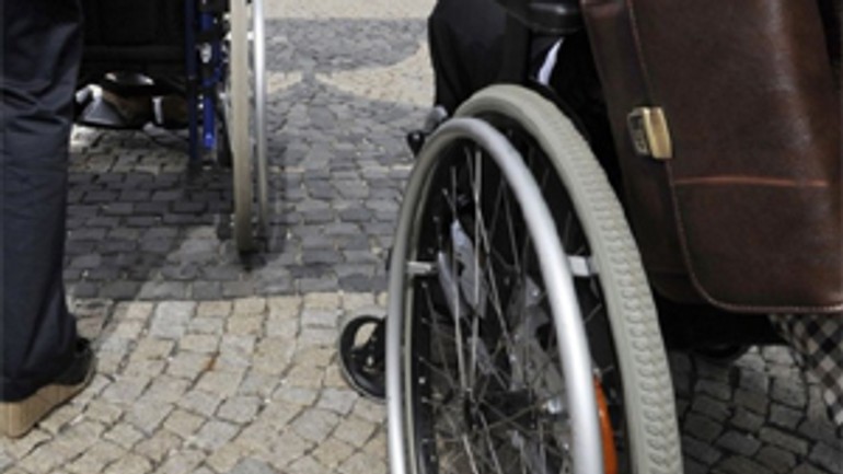 Bratislavčania si mohli vyskúšať život so sklerózou multiplex - vozik_invalidny