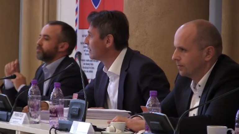 Mestskí poslanci opäť nerozhodli o spustení parkovacej politiky - zastup3