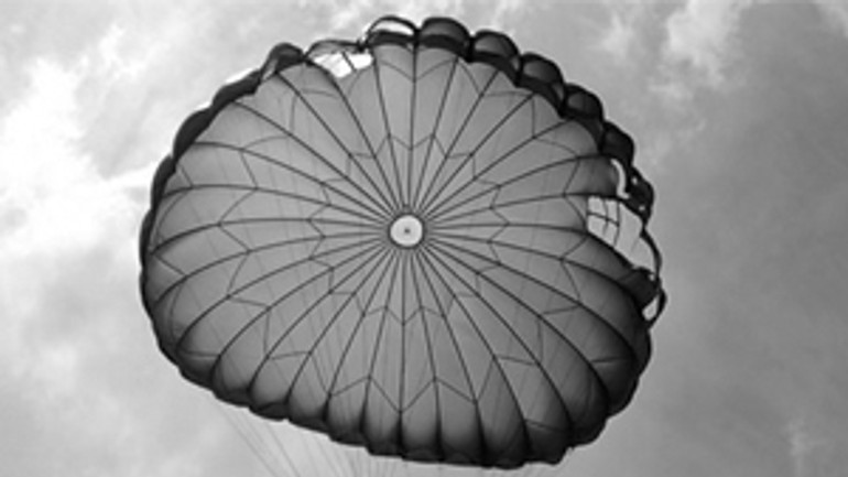 Bratislavskí parašutisti na požičanom nebi - padak