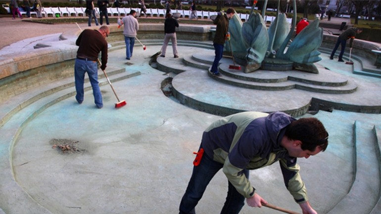 Dobrovoľníci čistili medickú záhradu - Medicka1