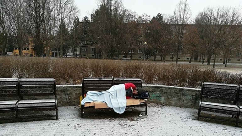Neuveríte, kde všade sú schopní bezdomovci v zime prespať - Bezdomovec1
