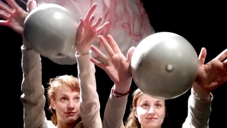 Bratislavské bábkové divadlo uvedie hru, ktorá vráti diváka do 50. rokov - na_slepacich_kridlach_1