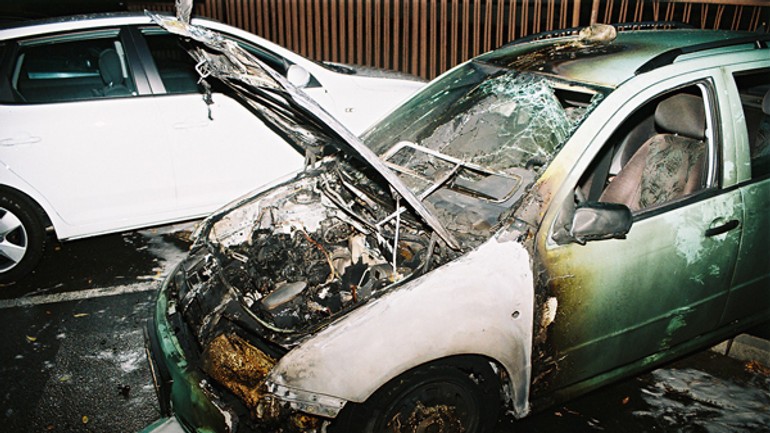 Štyria mladíci podpálili auto údajne pre nezhody - Poziar auta1