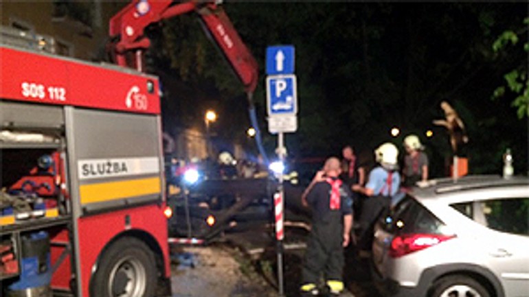 Hasiči v bratislave po sobotnej búrke zasahovali 22-krát - hasici_strom_jakubak