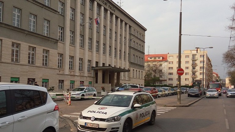 Justičák opäť uzavretý, zasahujú policajti i hasiči - IMG_20170405_083211