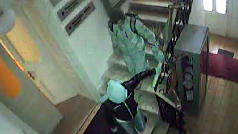 Štvorica mladých ukradla na štúrovej dva notebooky - Zlodeji1