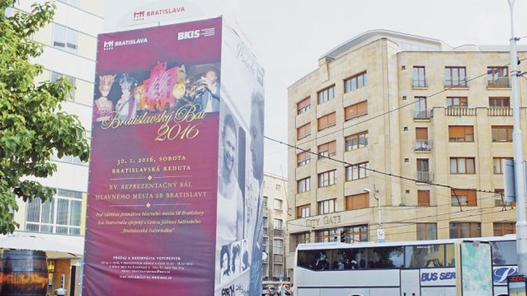 Z mesta by mali zmiznúť aj veľké reklamné hypercuby - reklama2