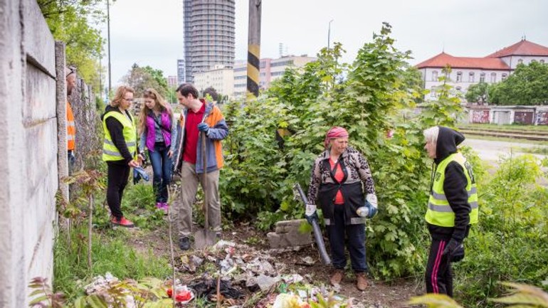Ľudia bez domova vyzbierali 9 ton odpadu - filialka_zber