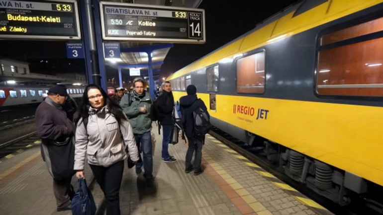 Na stanici sa vykoľajil žltý vlak - regiojet