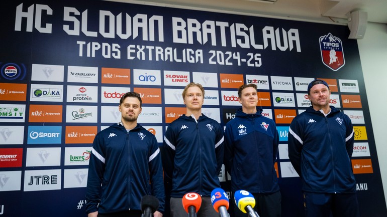 Na snímke hráči HC Slovan Bratislava, zľava Vadim Pereskokov, Jonáš Peterek, Henri Kiviaho a Jonas Ahnelov