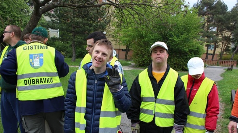 Čistotu v uliciach pomáhajú udržiavať aj ľudia s mentálnym postihnutím - domom soc dubravka