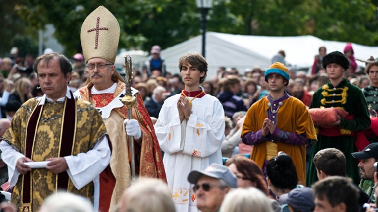 Dnes korunovali 13-ročného ferdinanda iv. - Korunovacne1