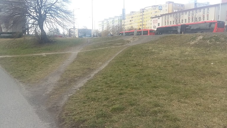 Chodník pri zastávke na Jungmannovej