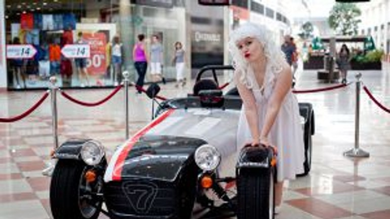 Luxusné autá, guľa smrti a zápas dievčat v blate na zlatých pieskoch - power_tuning_party1