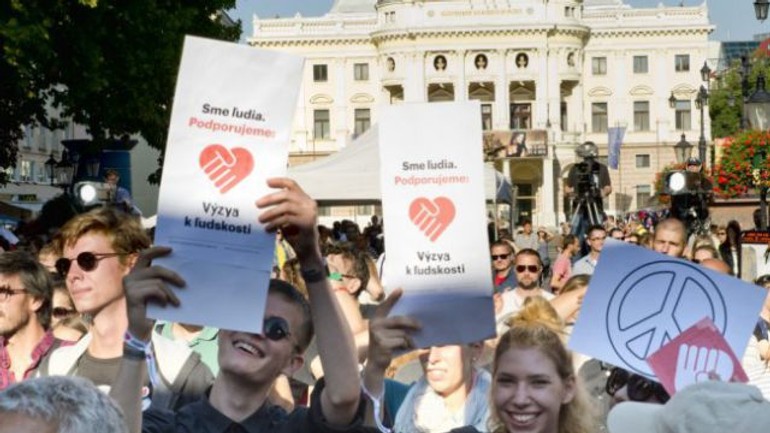 Na koncert venovaný podpore ľudskosti prišli stovky ľudí - vyzva_k_ludskosti2