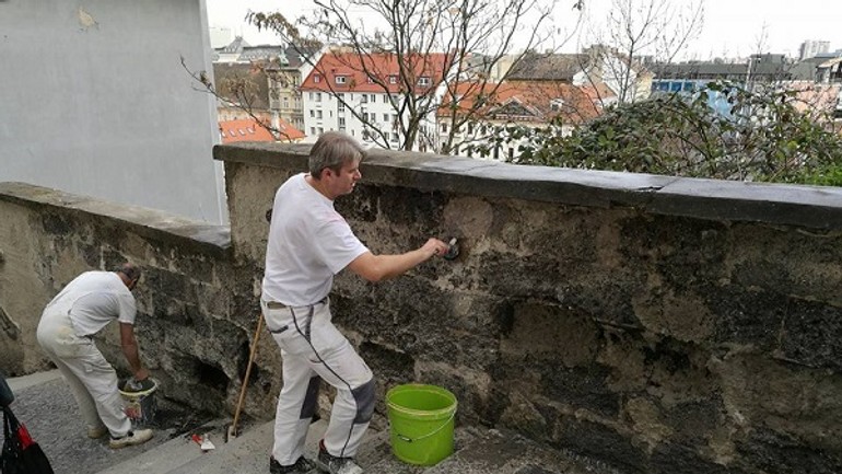 Dobrovoľníci začali s opravou múrika na zámockých schodoch - Schody1