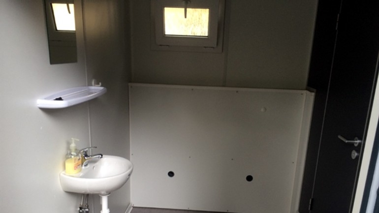 Pisoáre, misy a umývadlá mali byť nerezové, sú však len keramické - toalety_safko1