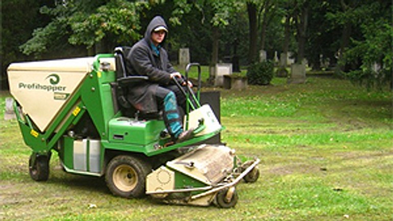 Prvá tohtoročná kosba v petržalke je už v plnom prúde - Kosenie