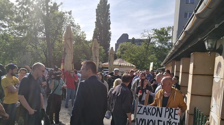 Foto: novomešťania protestovali proti developerovi a podporiť ich prišli aj miestni poslanci - Protest NM1