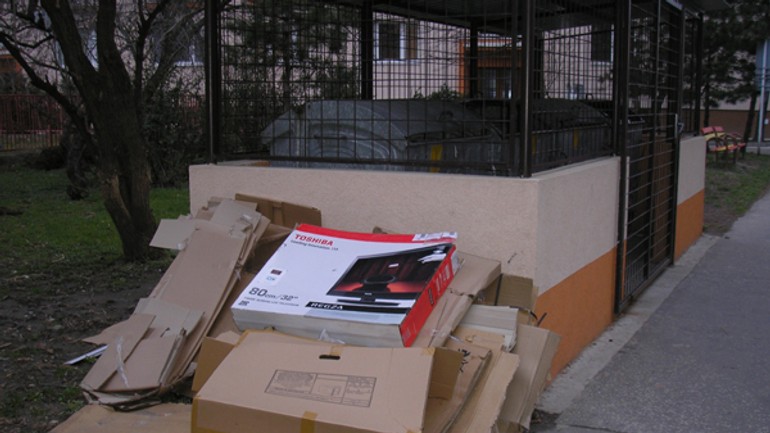 Sused, a prečo nie do modrého kontajnera? - robotnicka1