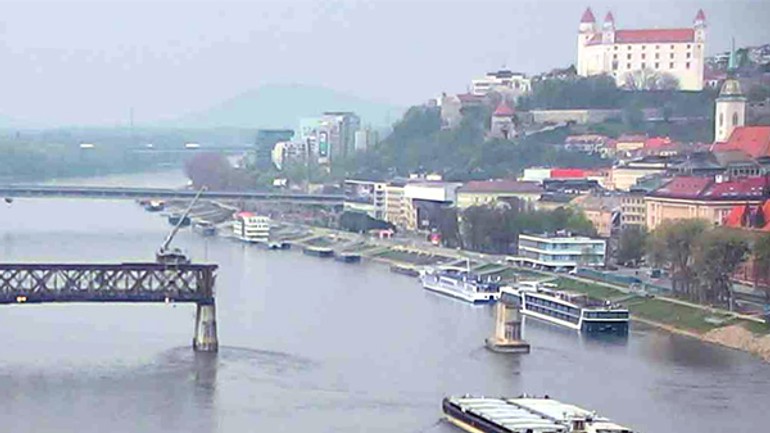 Práce na demontáži starého mosta museli v pondelok opäť prerušiť - starymost_31032014