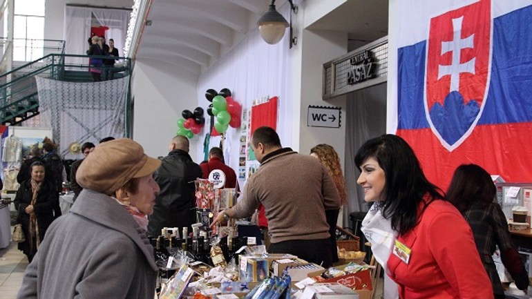 Už dnes sa začína vianočný bazár veľvyslanectiev - 131124_vianocny_bazar_slovensky_stol_001.JPG