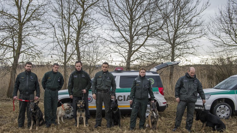 Policajní psovodi, ktorí pátrali v lokalite Devínske jazero 