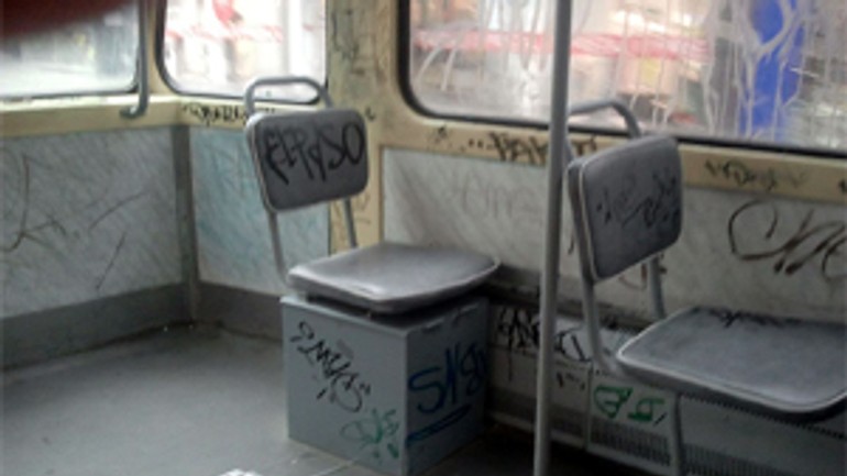 Polícia cez víkend chytila vandalov, ktorí sprejovali vozidlá mhd - mhd_grafiti