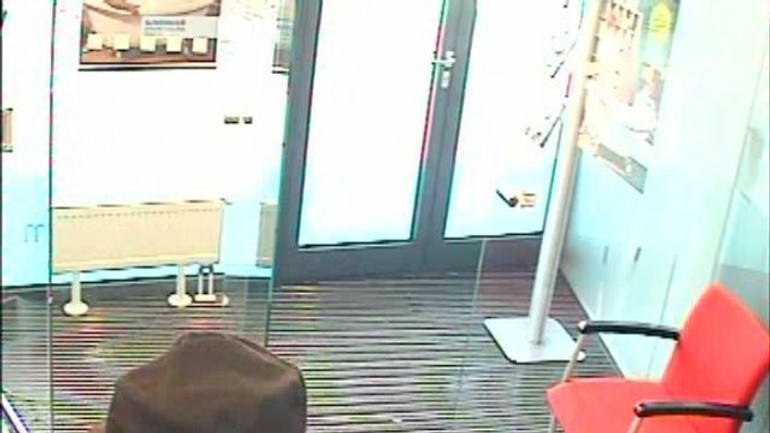 Polícia pátra po bankovom lupičovi z komárnickej - Lupic5