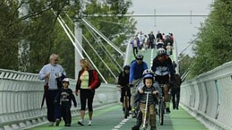 Po cyklomoste počas slávnostného otvorenia prešli tisíce ľudí - Cyklomost1